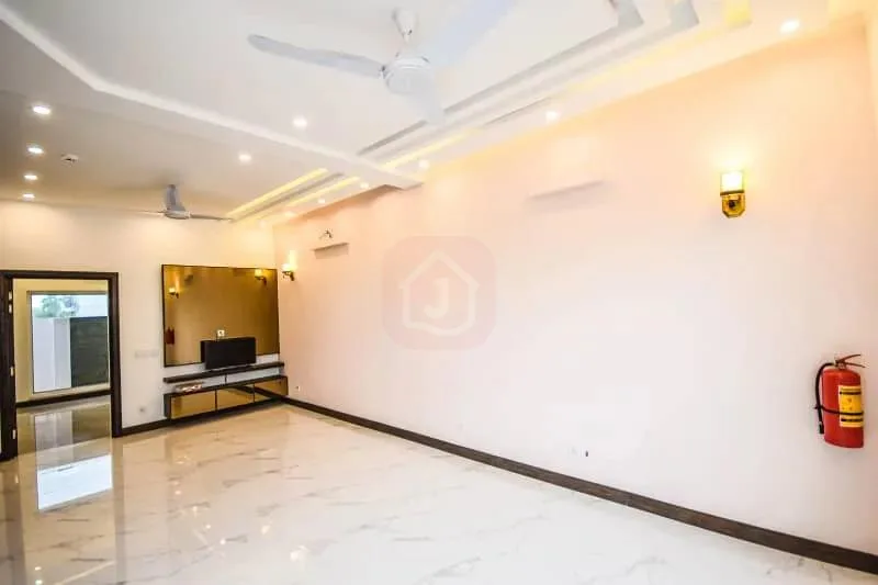 5 MARLA NEWLY BUILT MODERN HOUSE AVAILABLE FOR PURCHASE
