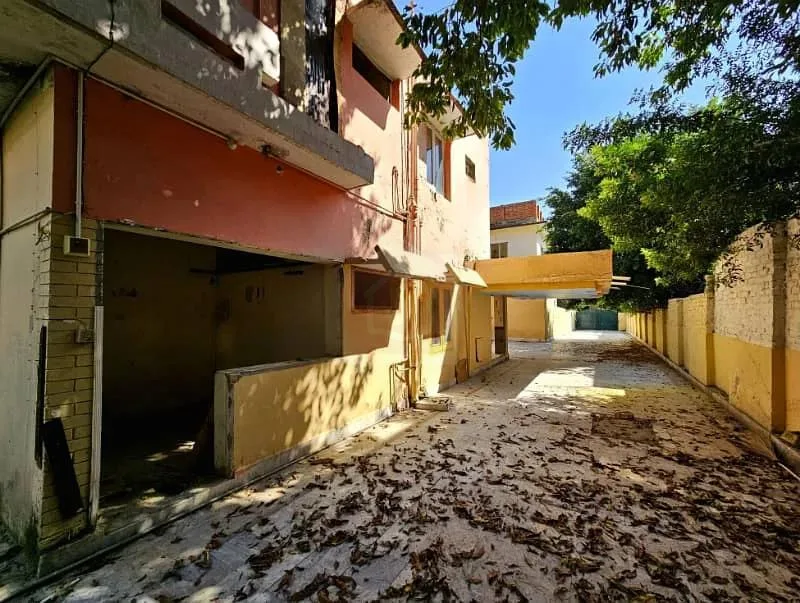 Main Margalla Road House for Sale - 5 + 5 Kanal with Extra Land