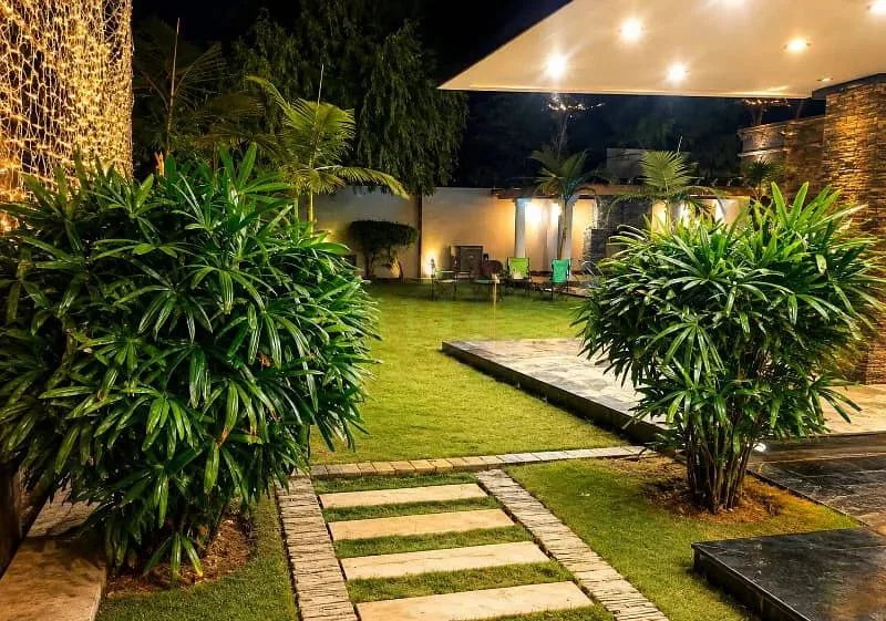 Old House for Sale in Prime F-6 Location - 444 SQYD
