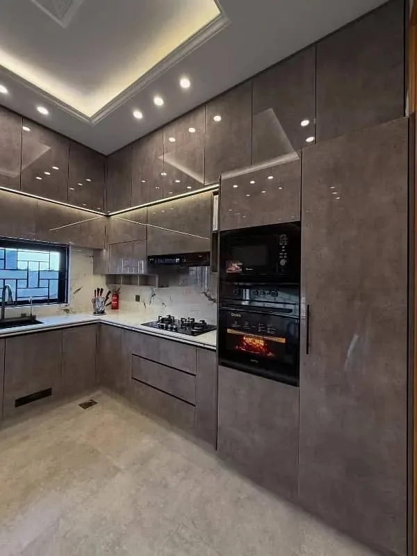 10 Marla Stunning House Available in DHA I_R