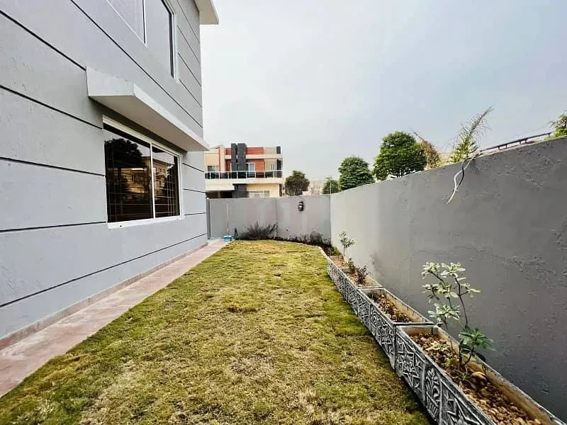 Beautifully Maintained Corner House for Sale in DHA Defence
