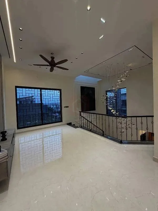 10 Marla Stunning House Available in DHA I_R