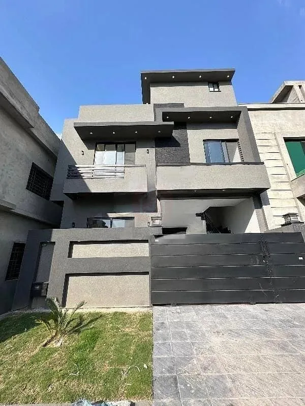 Stunning Corner 5 Marla Home Available for Purchase