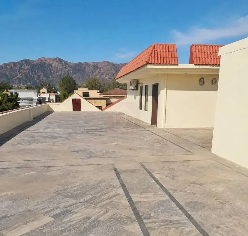Old House for Sale in Prime F-7 Islamabad Location