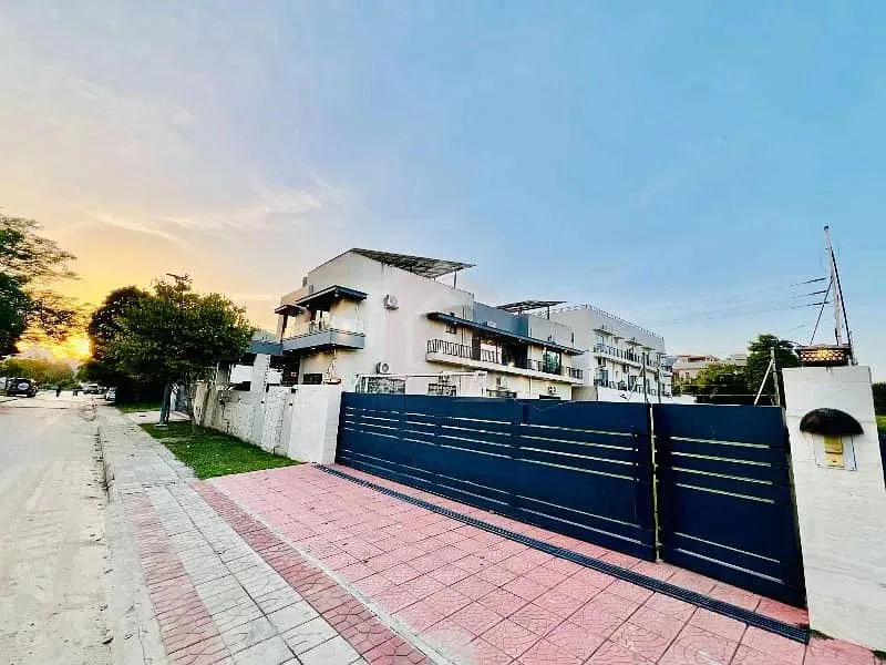 Stunning 40 Marla Designer Home Available with Large Lawn