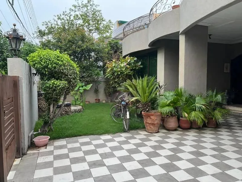 One Kanal Bungalow for Sale in DHA Lahore Near Park and Commercial Area