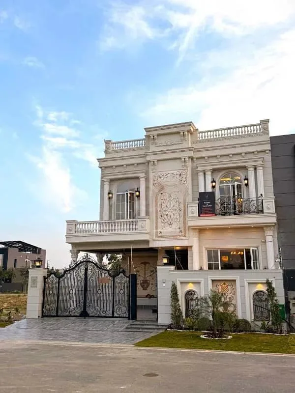 8 Marla Luxurious Royal Classic Villa for Sale in DHA Defence