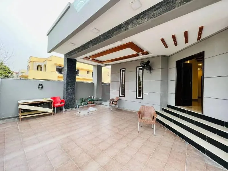 Beautifully Maintained Corner House for Sale in DHA Defence