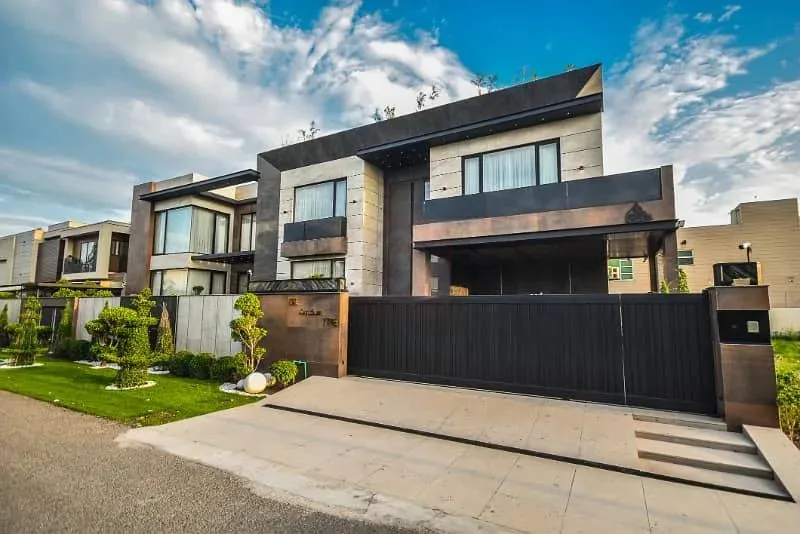 Luxury 2-Kanal Newly Built Home Available in Elite Location Close to Golf