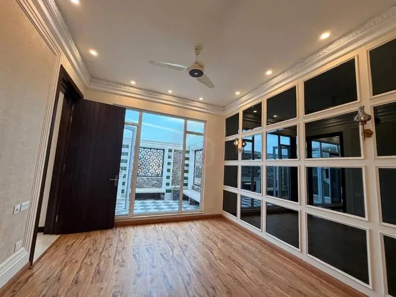 8 Marla Luxurious Royal Classic Villa for Sale in DHA Defence