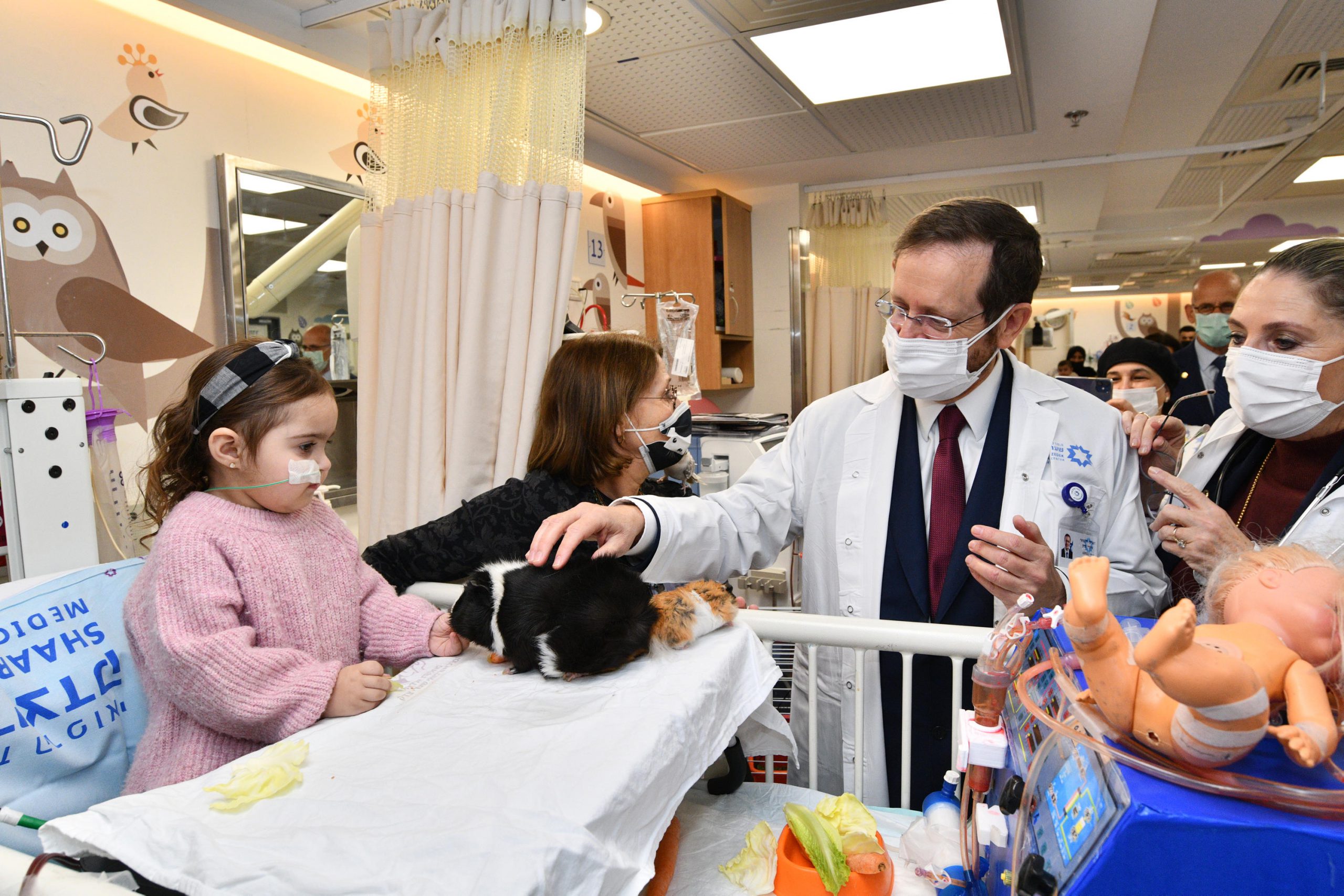 לרגל חג הפורים נשיא המדינה ורעייתו חילקו משלוחי מנות לילדים המאושפזים בבית החולים שערי צדק