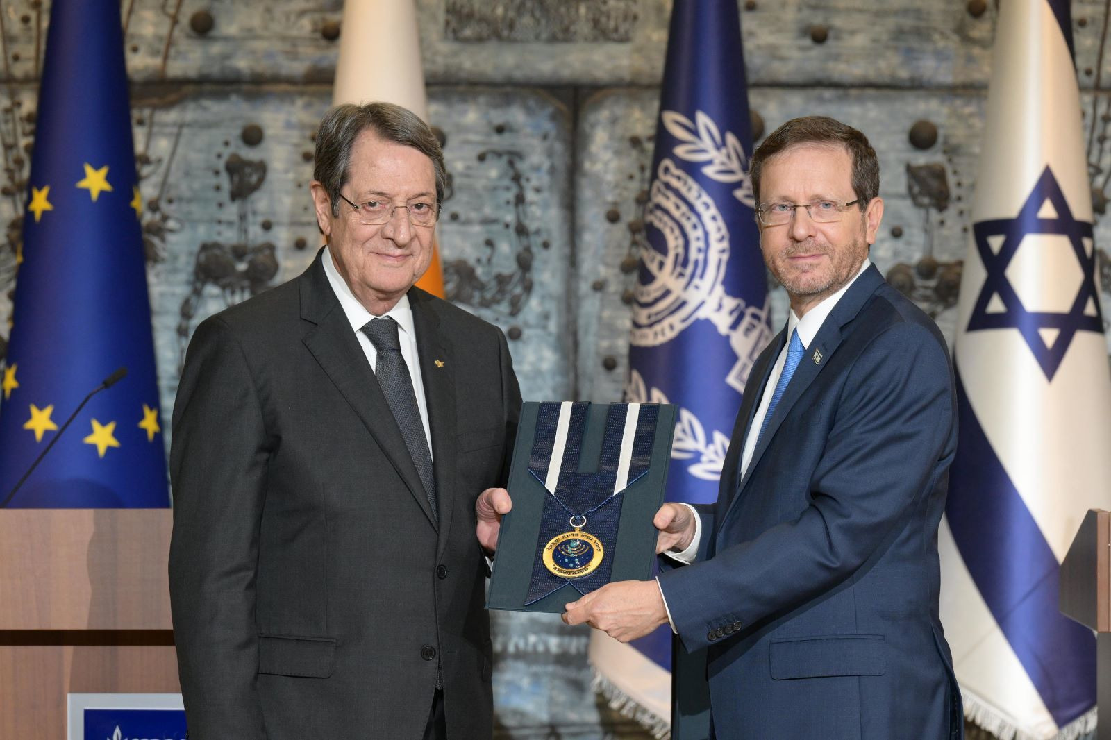 נשיא המדינה העניק את ׳עיטור הנשיא׳ לנשיא קפריסין- ניקוסאנסטסיאדס