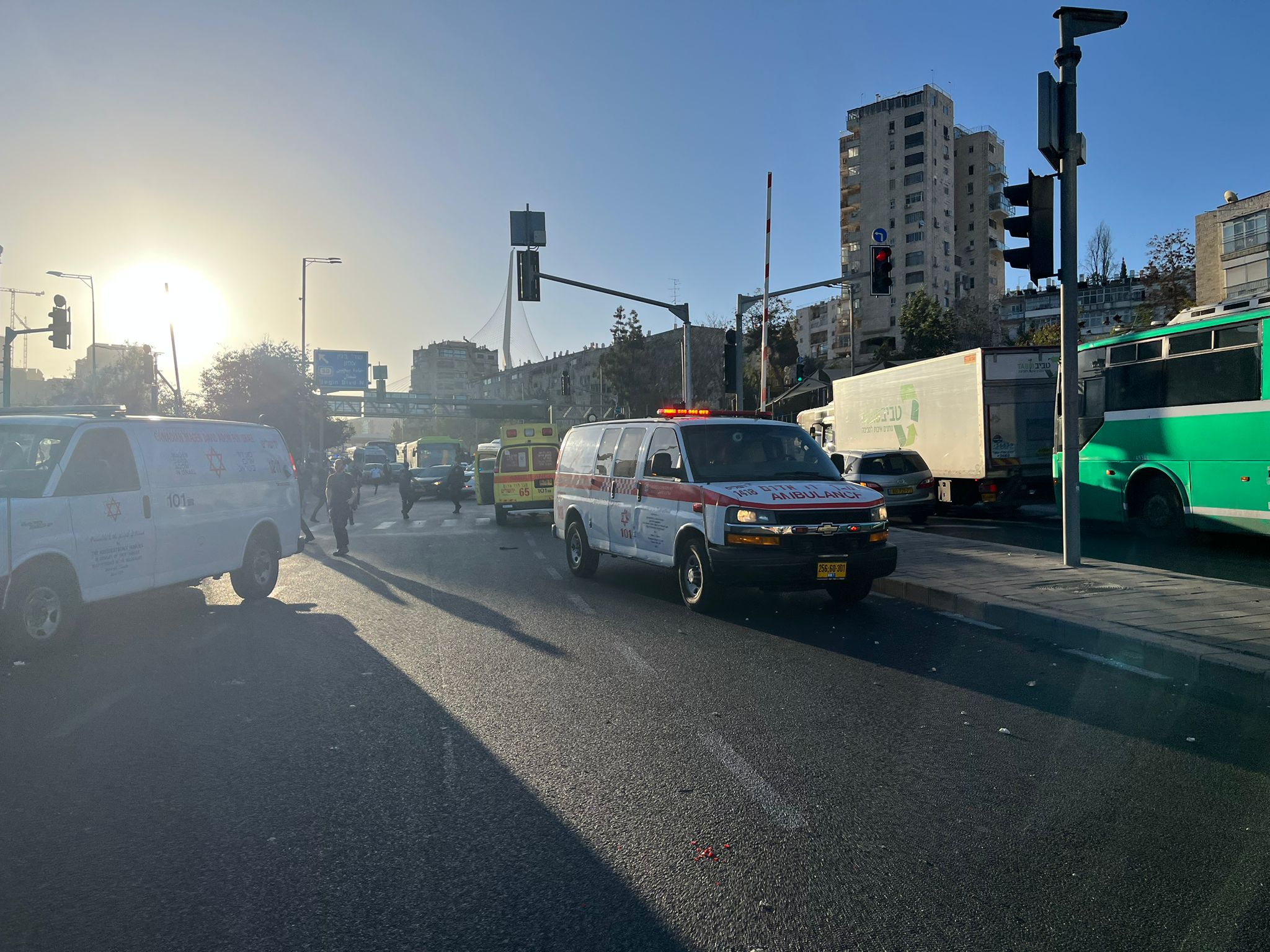 דיווח ראשוני: נרצח בפיגוע בתחנת אוטובוס ביציאה מירושלים, באירוע פצועים ביניהם אנוש
