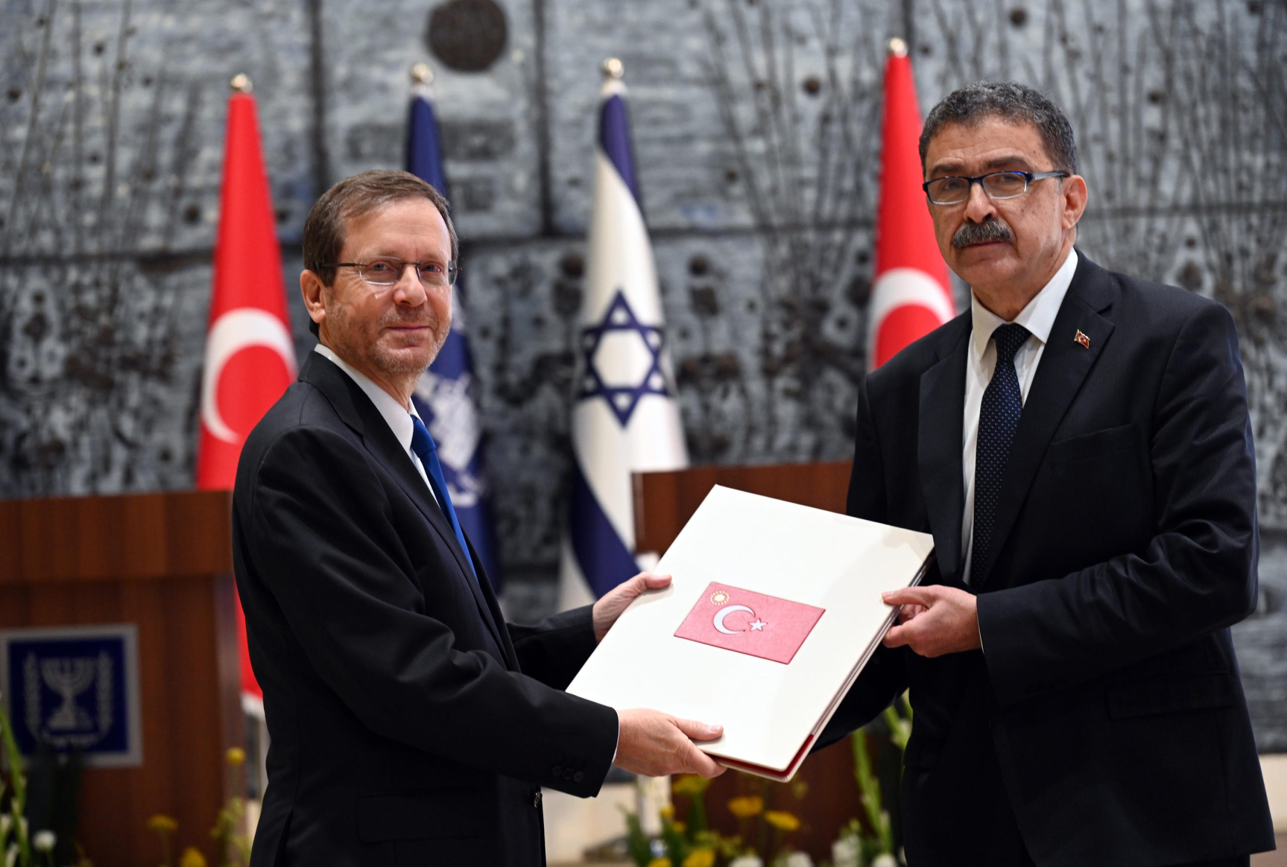 לראשונה מאז חידוש היחסים: נשיא המדינה יצחק הרצוג קיבל את כתב ההאמנה של שגריר טורקיה לישראל