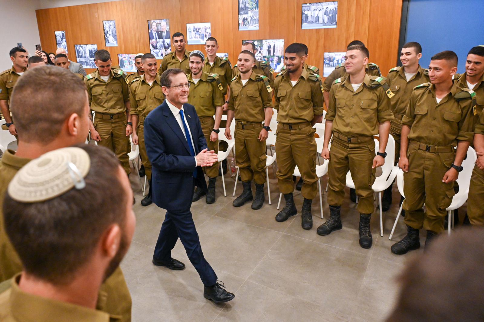 ״אנחנו פה מאוחדים מתחת לאלונקה״ – נשיא המדינה הזמין את ׳צוות עמרי׳ מחטיבת גולני לשיחה בבית הנשיא
