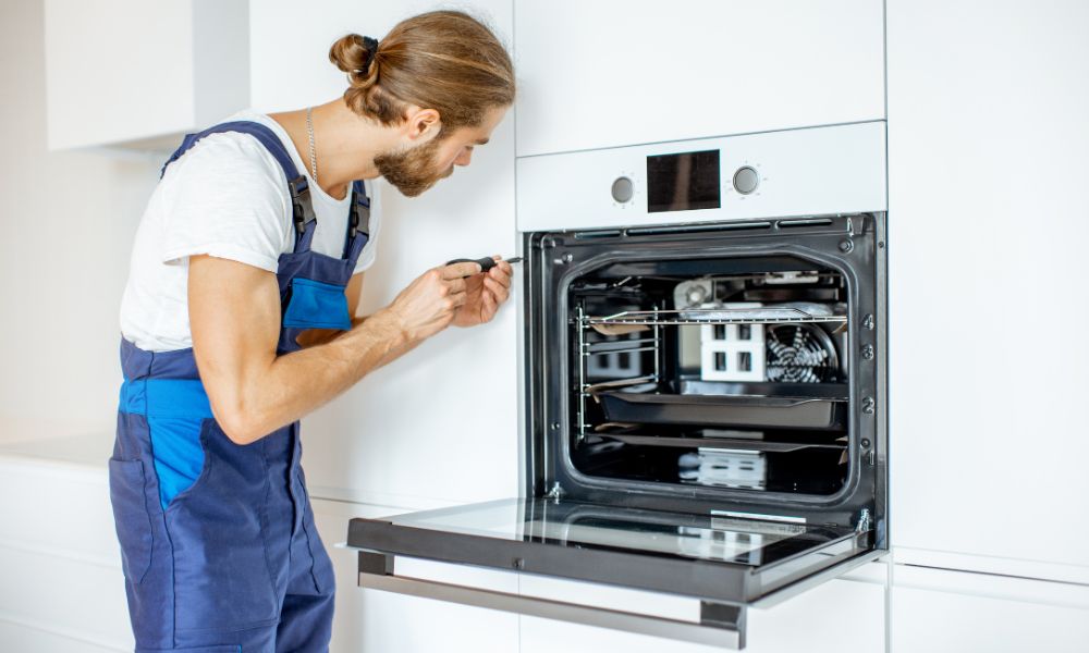 4 סיבות בגללן טכנאי לתיקון תנורים מביא איתו חומרי ניקוי