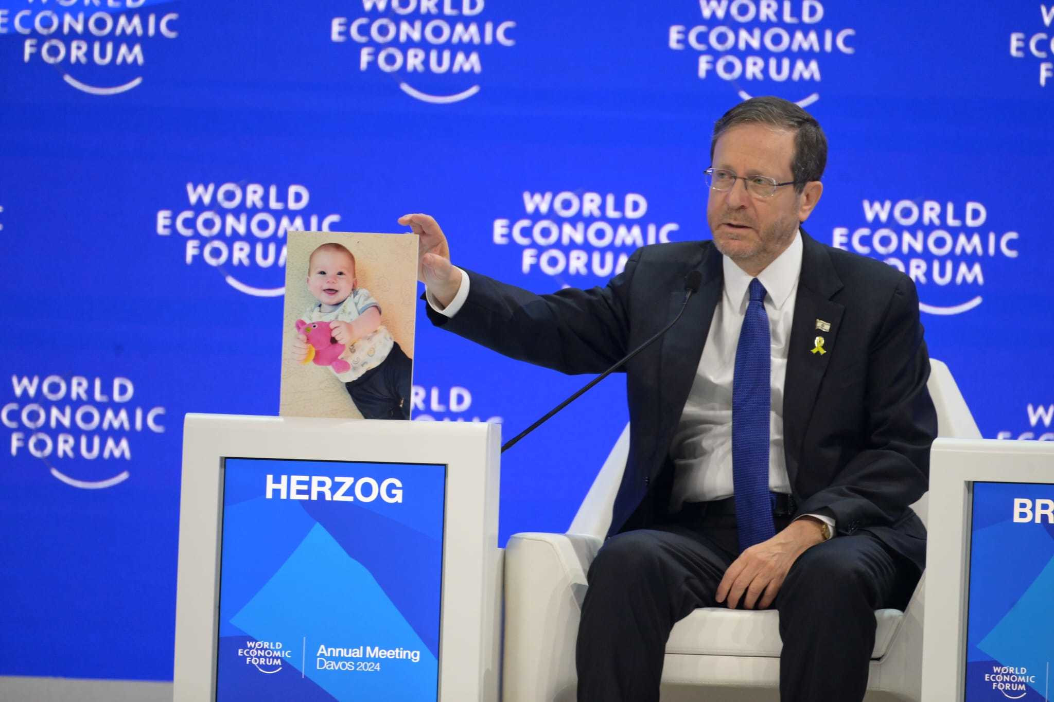 לציון יום הולדתו של התינוק החטוף כפיר ביבס: נשיא המדינה עם תמונתו על בימת הכנס הכלכלי העולמי בדאבוס