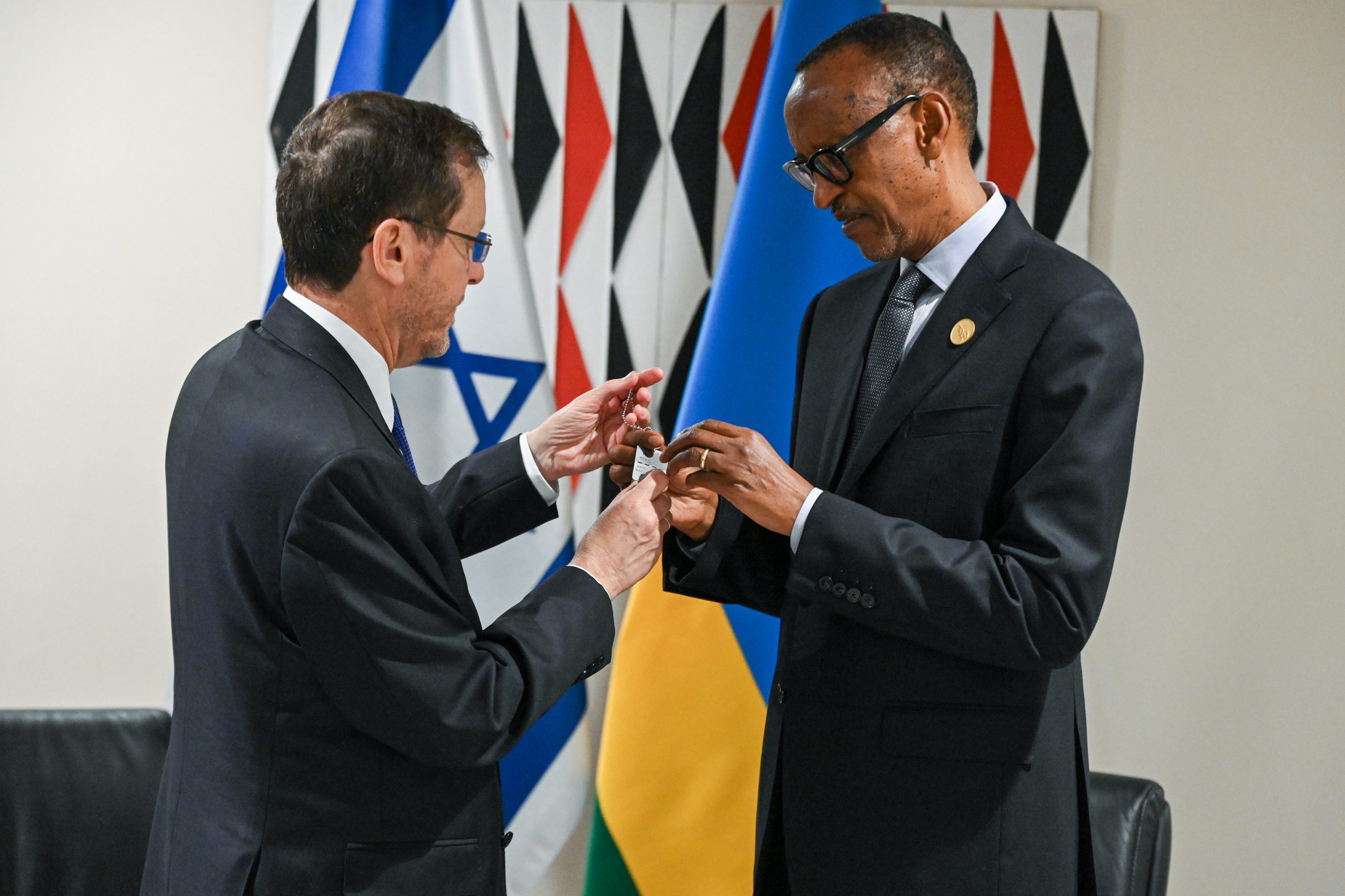 נשיא המדינה נפגש עם נשיא רואנדה והעניק לו את דיסקית החטופים בקריאה לשחרורם המיידי