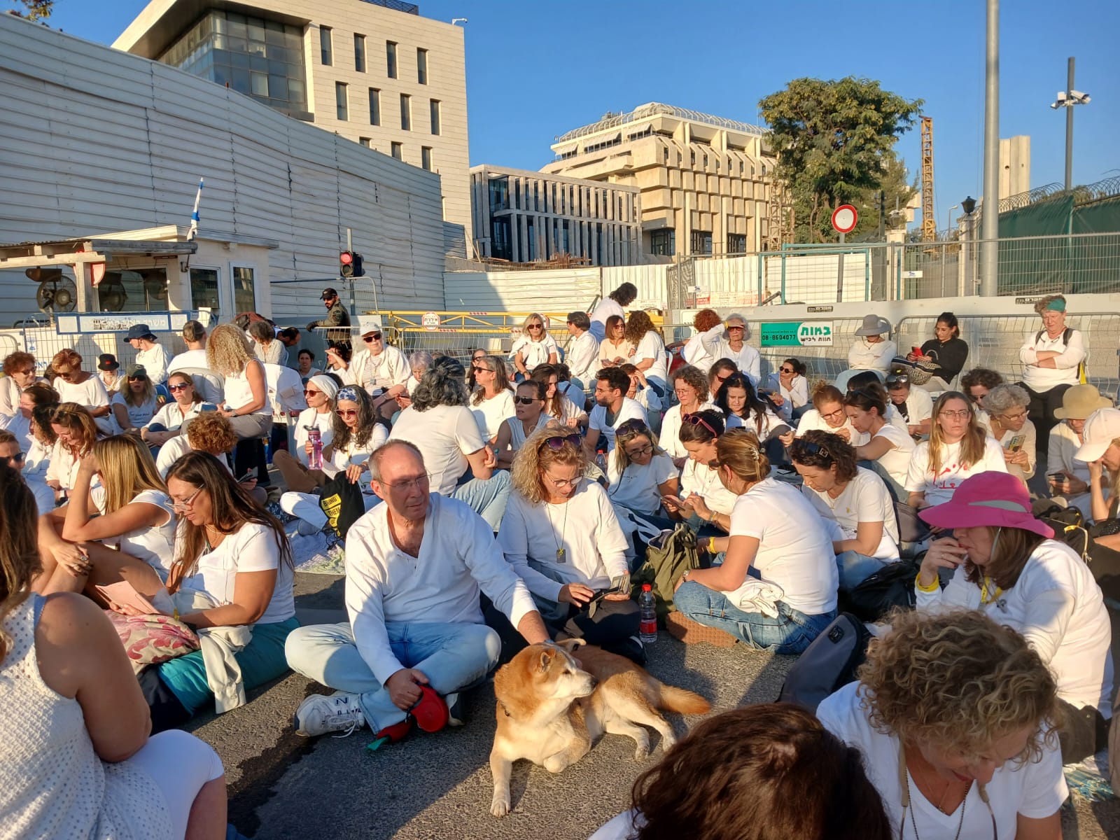 מפגינים חוסמים את הגישה למשרד רה"מ בדרישה להשבת החטופים