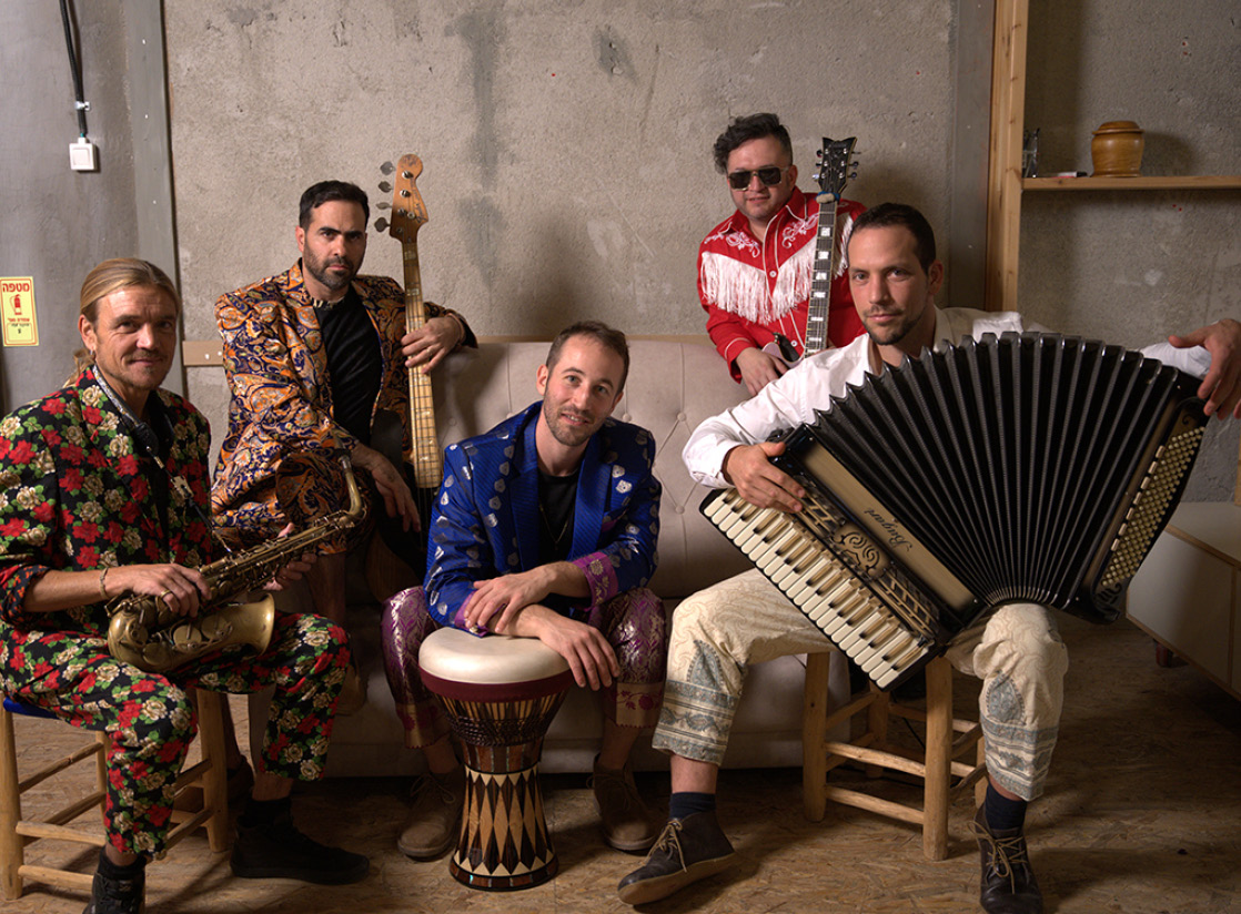 להקת בומבראס מציגה חפלה בלקנית בבית הקונפדרציה בירושלים