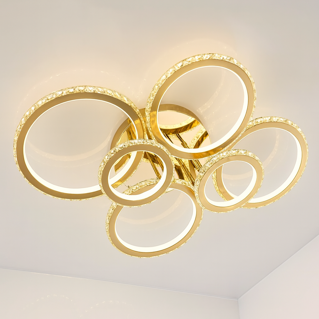 Світлодіодна люстра SY-7940/6 GD 300 Вт у вітальні 35 м² (Одеса), золото, кришталі, регульоване світло 3000–6000 К, створює затишне сяйво та відчуття гармонії.