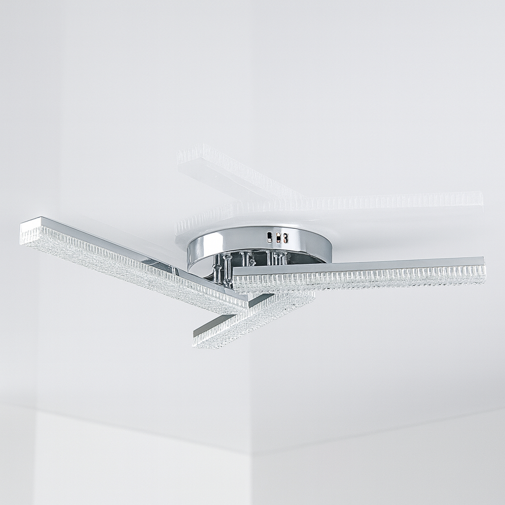 Светодиодная люстра «Лучи» 120 Вт в спальне 16 м² (Львов), хромированный корпус, акриловый рассеиватель, регулируемый свет 3000–6000 К, создаёт мягкое сияние и зеркальные отражения на потолке.