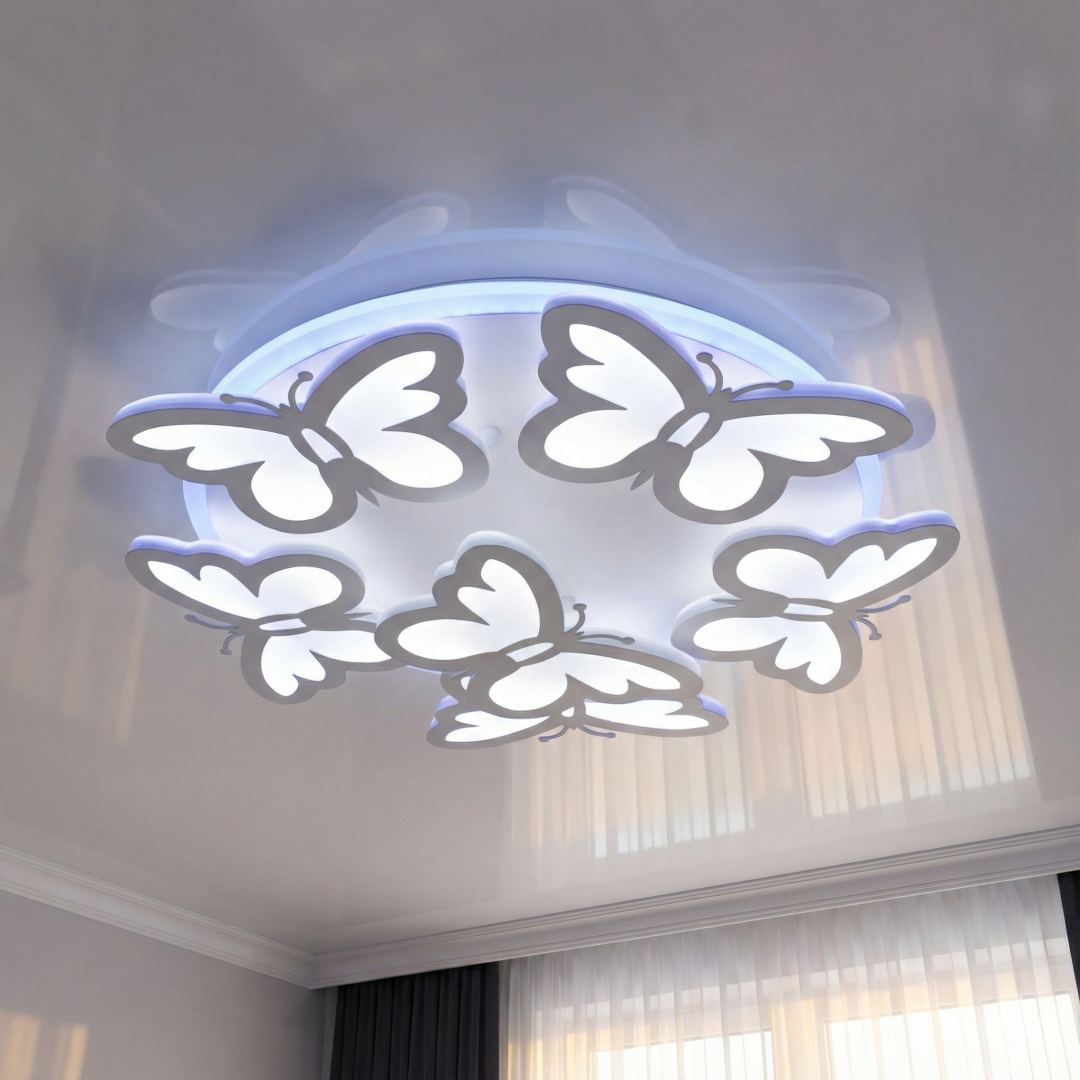 Люстра в дитячій кімнаті у Львові, ввімкнене бузкове підсвічування, корпус білий, акриловий плафон, висота 12 см