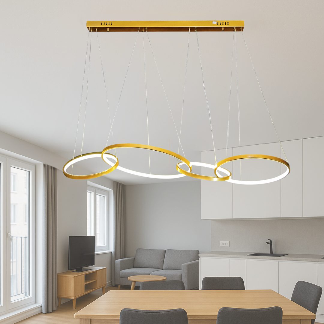 Підвісна LED люстра з чотирма кільцями, матове золото, довжина 120 см, над обіднім столом у вітальні, сучасний інтер’єр Харкова.