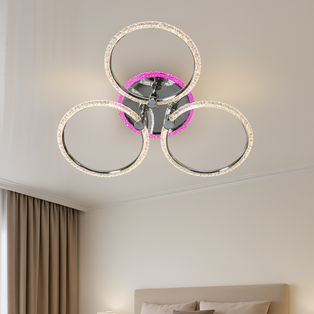Стельова світлодіодна люстра на три кільця, прозорий акрил, хром, пульт, димер, різнокольорова підсвітка, для спальні до 20 м², сучасний інтер’єр Львова.