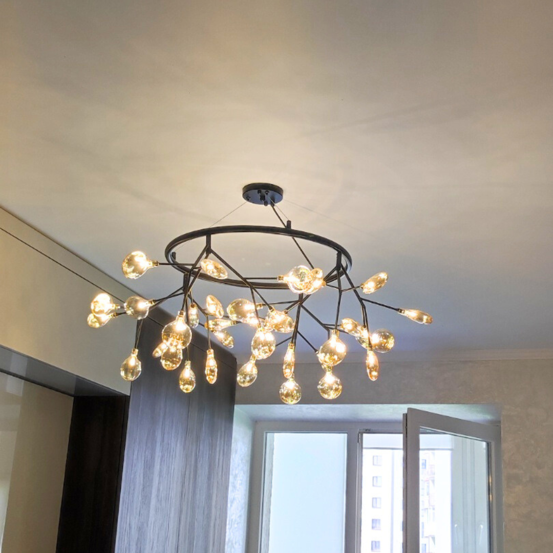 Сучасна дизайнерська люстра з лампами-світлячками на чорному металевому каркасі, встановлена ​​в кімнаті з панорамним вікном, фото від клієнта з Івано-Франківська