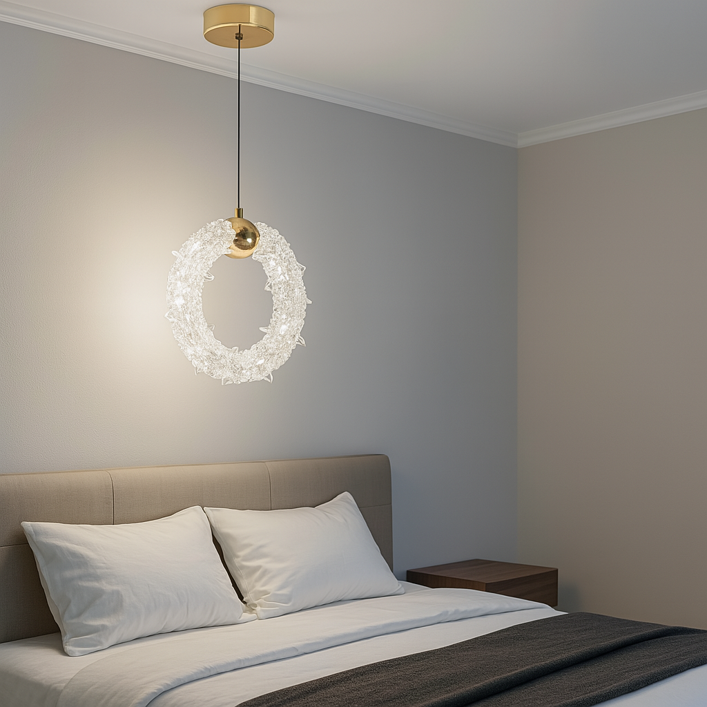 Підвісний LED світильник у формі золотого кільця над дзеркалом у передпокої — нейтральне світло 4000K, м’яке розсіяне освітлення в інтер’єрі квартири в Ужгороді