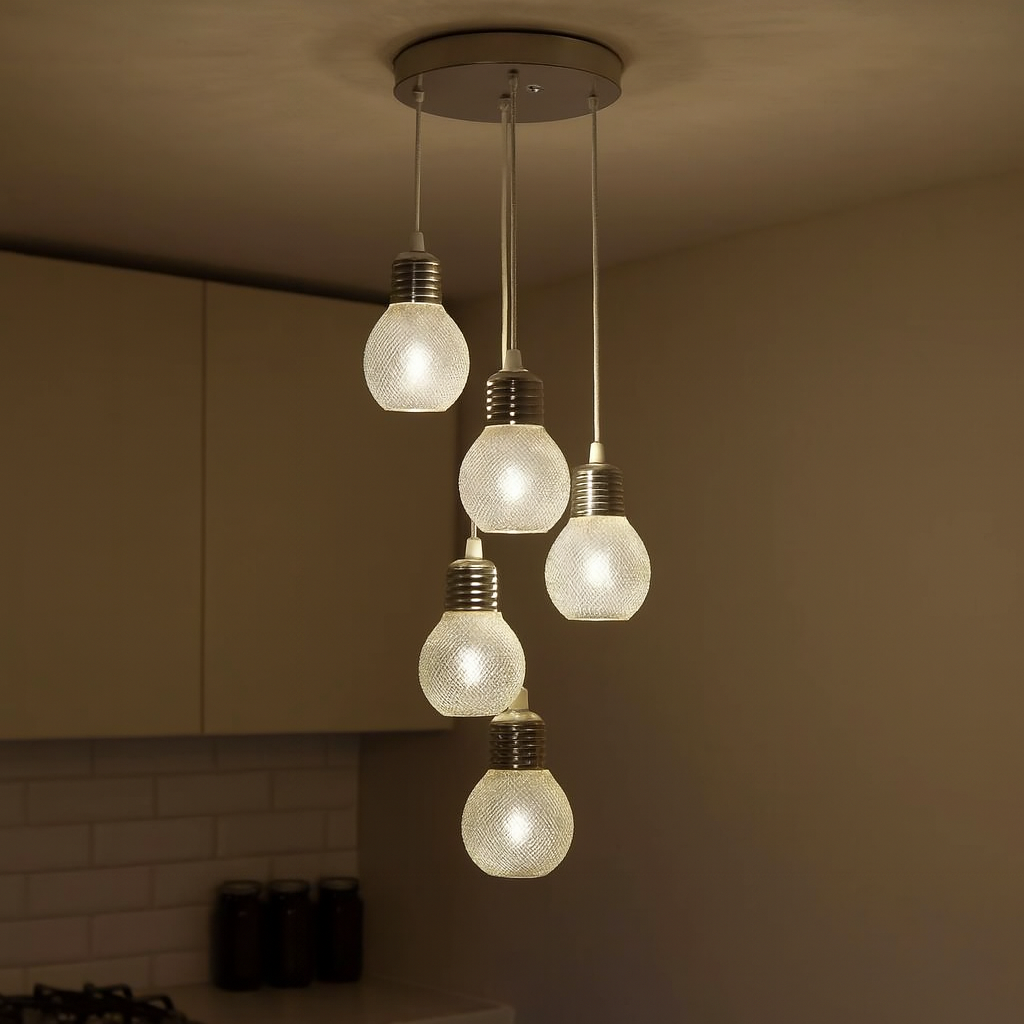 Подвесной светильник LOFT с 5 лампами, кухня 12 м² в Житомире, хромированный корпус, тёплый свет, визуальный акцент над обеденным столом.