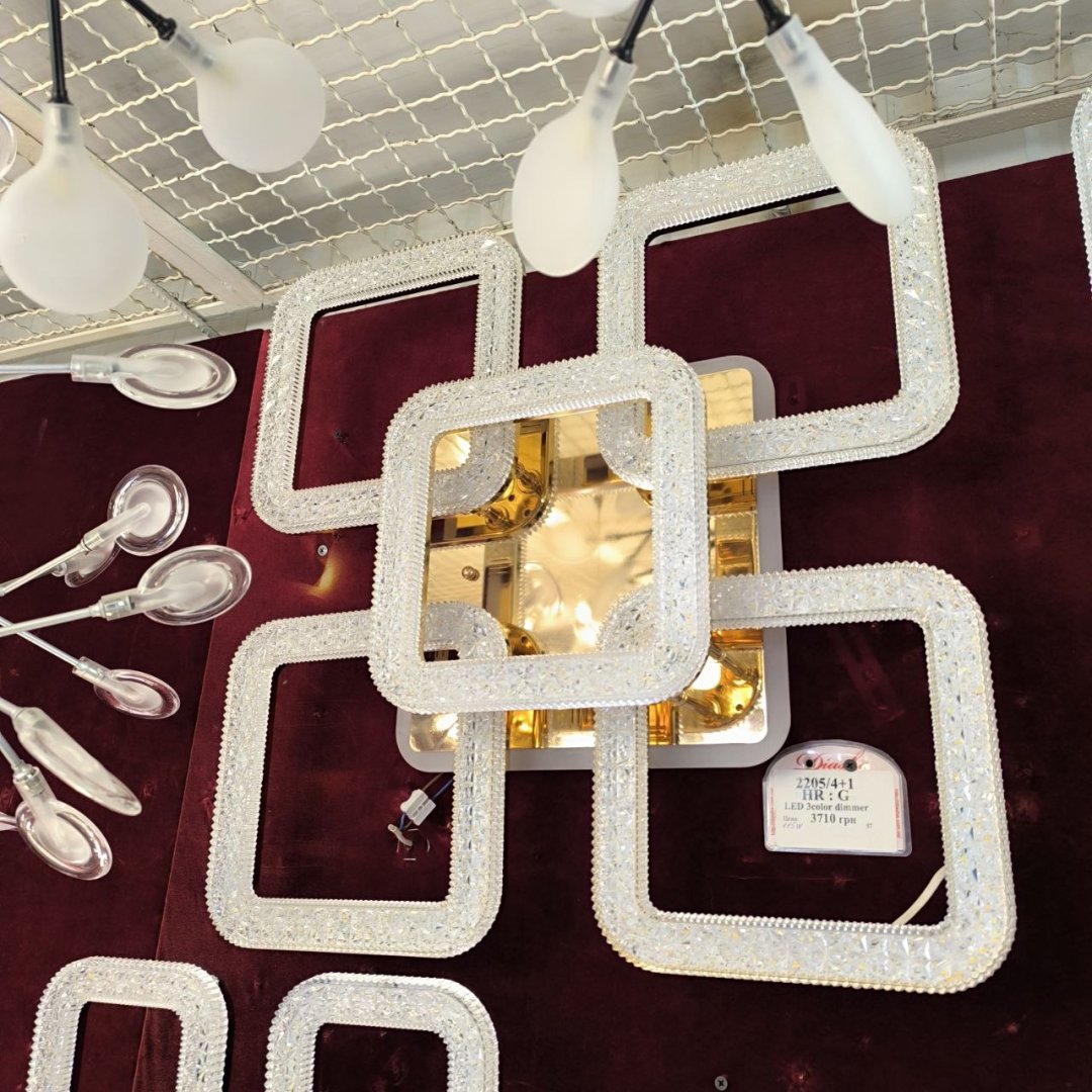 Яскрава світлодіодна люстра у золотому кольорі