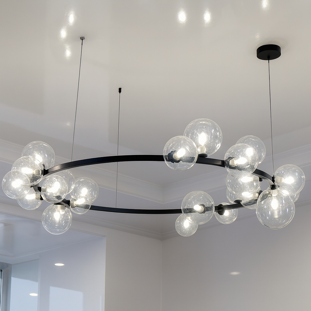 Люстра в большую гостиную подвесная кольцевая на 24 лампы G9 в интерьере Киева, стеклянные прозрачные плафоны, чёрное основание, диаметр 117 см, тёплый свет 3000К, стиль модерн, создаёт уютную зону у окна.