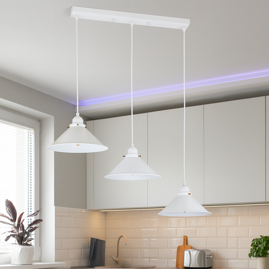 Люстра белая на планке, 3 конусных металлических плафона с патронами E14, установлена в кухне в Хмельницком, направленный свет, скандинавский стиль, мягкое освещение без бликов