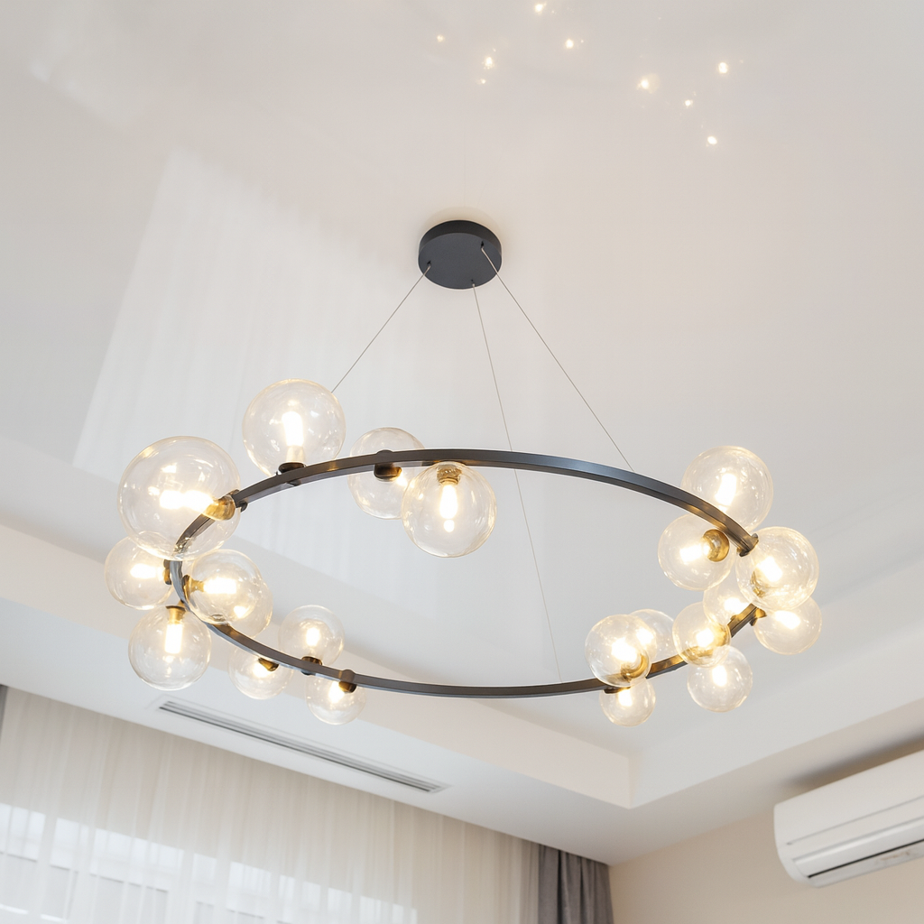 Люстра в большую комнату с 24 прозрачными стеклянными плафонами на чёрном кольце, подвешена в интерьере квартиры во Львове, диаметр 117 см, светодиодный мягкий свет 3000К, современный стиль, визуально расширяет пространство.