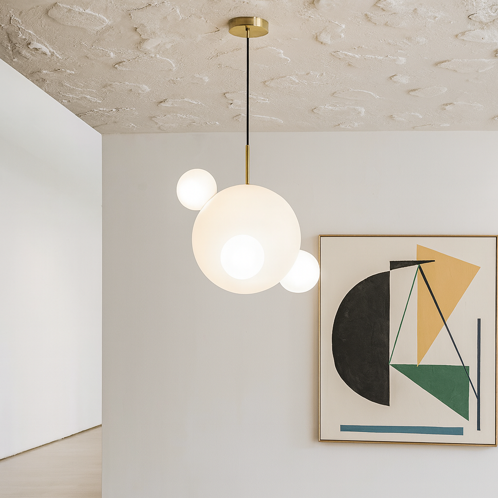 Люстра подвесная с шарообразным матовым стеклом и золотистой фурнитурой в центре комнаты в Черновцах, LED 9 Вт, мягкий нейтральный свет, создаёт визуальный акцент и равномерное освещение.