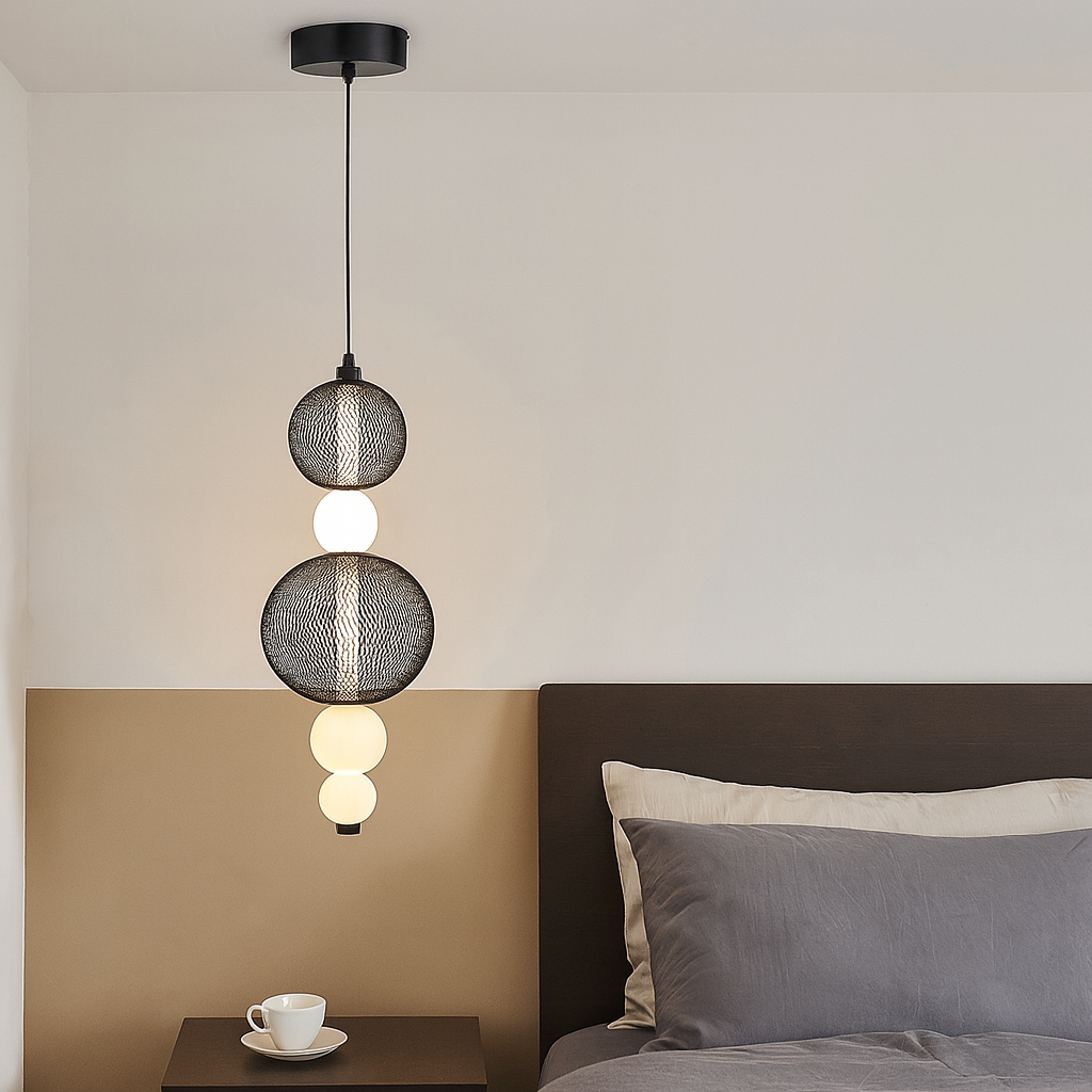 Люстра подвесная в спальне во Львове, LED 17 Вт, чёрная сетка, белые матовые шары, вертикальный декор, тёплый свет, стиль модерн, создаёт акцент и уютную атмосферу.