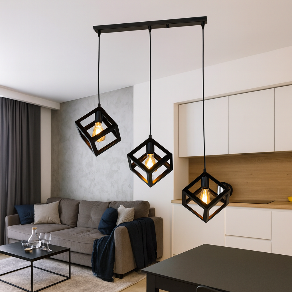  Чёрная люстра с тремя металлическими кубами на потолочной планке, подвешена в современном лофт-интерьере кухни-студии.
