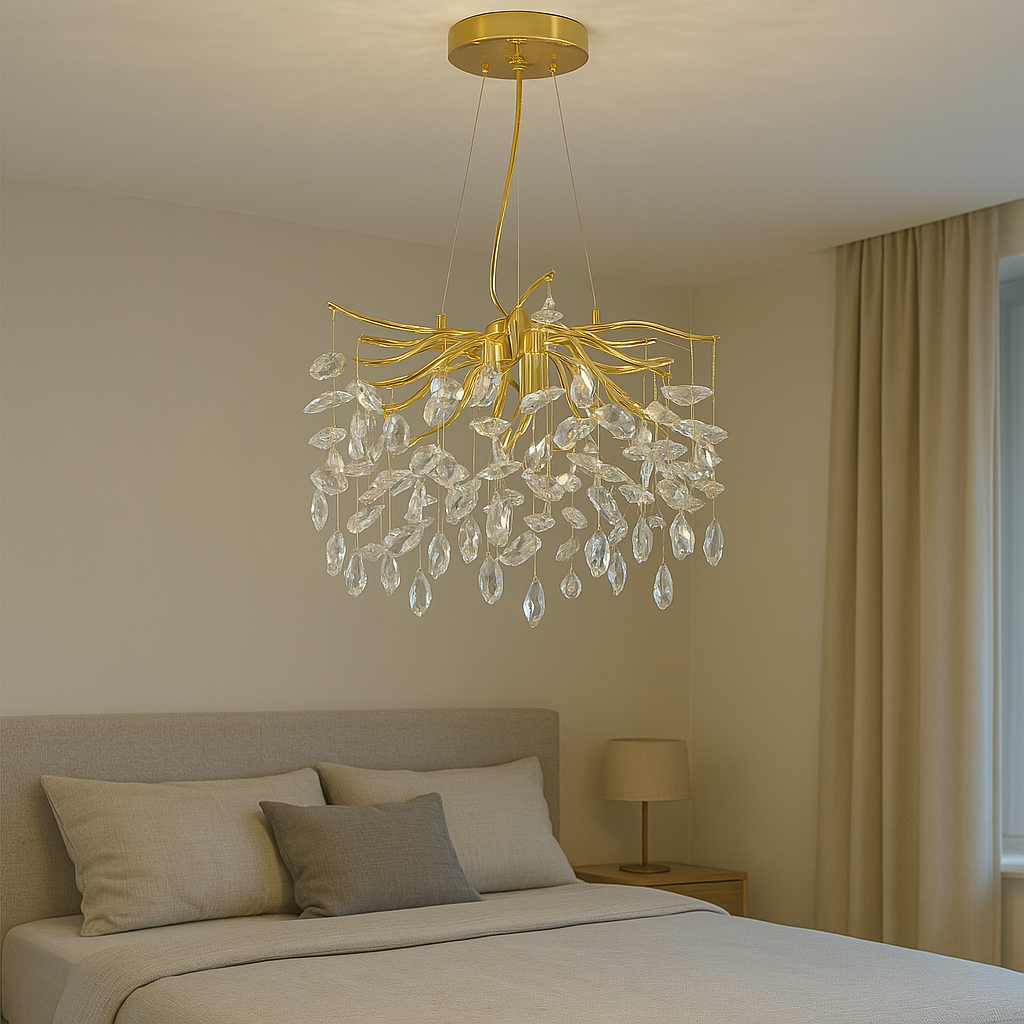 Золота підвісна люстра з кришталевими підвісами у формі листя — вишукане освітлення для спальні в сучасному стилі. Люстра з декоративними елементами для інтер’єру в стилі мінімалізм, модерн або арт-деко.