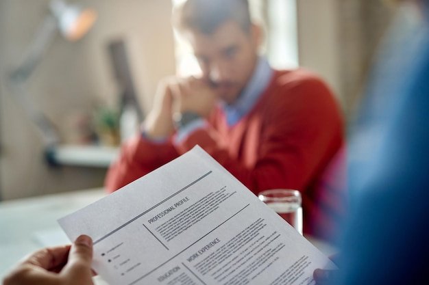 Cómo leer currículums correctamente y descartar candidatos de forma eficaz