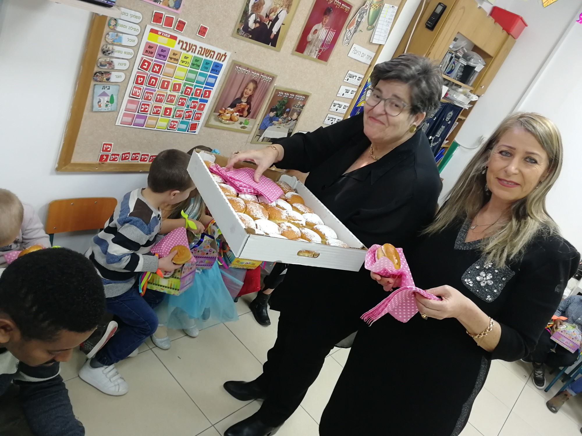העדה היהודית הספרדית בחיפה: חילקה מאות סופגניות לילדי הגנים בשכונות חליסה ונווה פז בחיפה