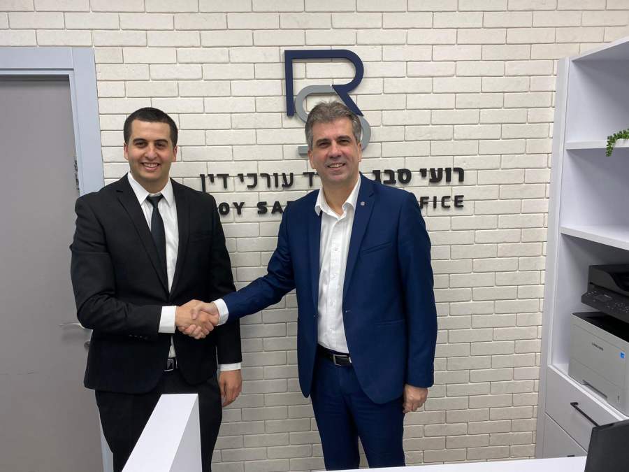 שר הכלכלה, אלי כהן, הגיע הבוקר למשרדו של עו"ד רועי סבג בחיפה