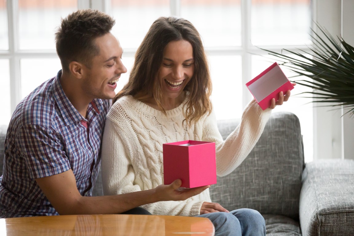 כיצד לבחור מתנה לקנות לאישה?