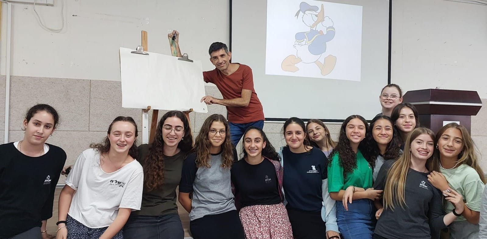 שי צ'רקה לתלמידות אולפנת אמית חיפה: "יש הרבה שפות מלבד שפת המילים"