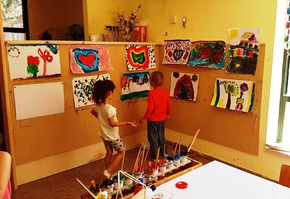 תערוכת הציורים של היוצרים הצעירים בסטודיו של גן הצבעוני בקרית טבעון