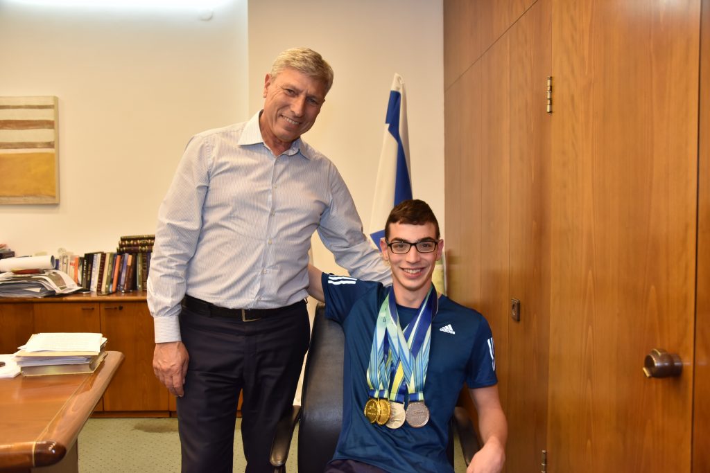 תלמיד בן 17 מהחטיבה העליונה רוגוזין זכה באליפות אירופה בשחיה פראלימפית 