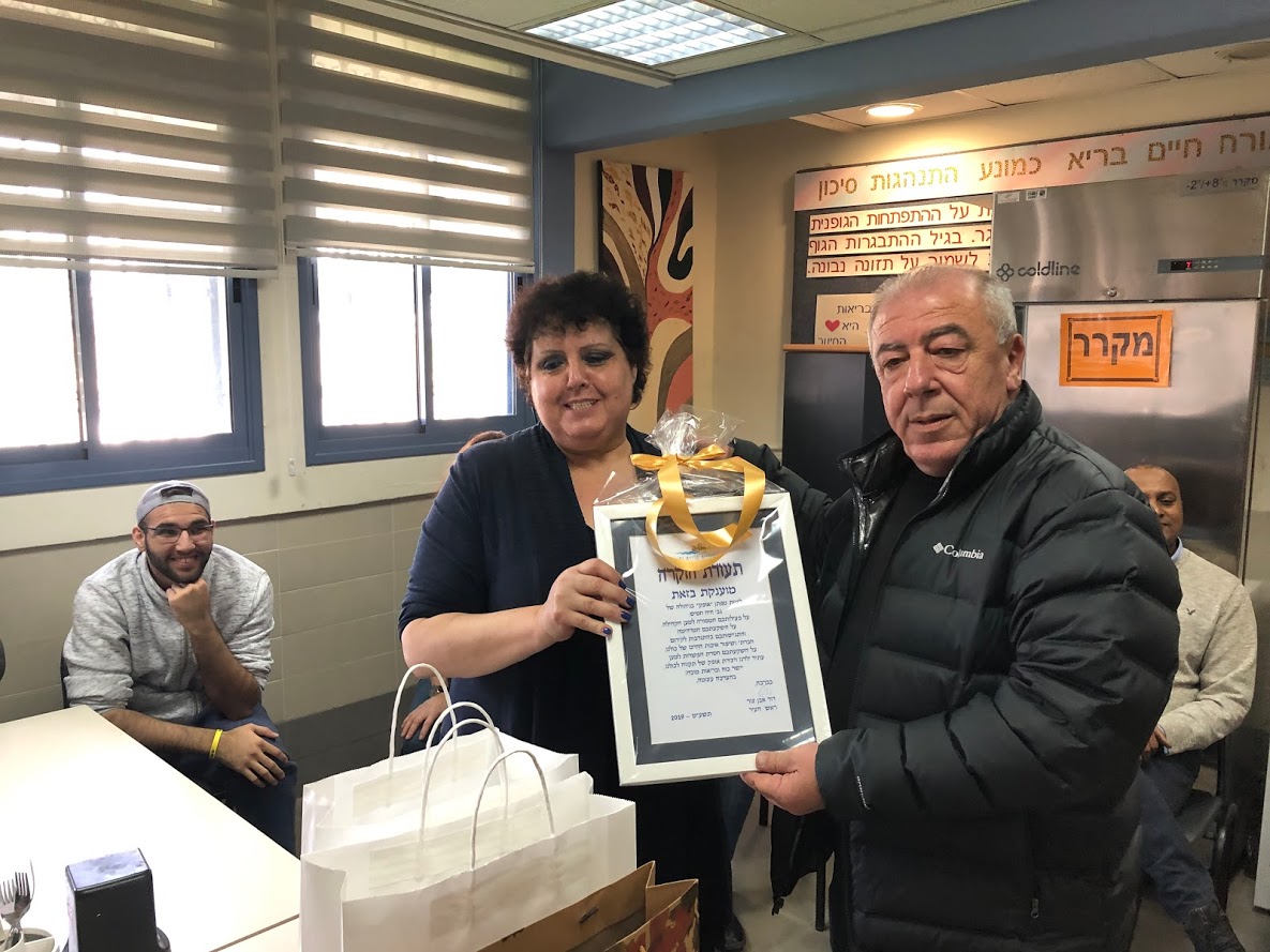 ראש עיריית קריית ים העניק תעודת הוקרה מיוחד להנהלת מפתן קריית ים אשר הוכתר כמפתן המצטיין של ישראל