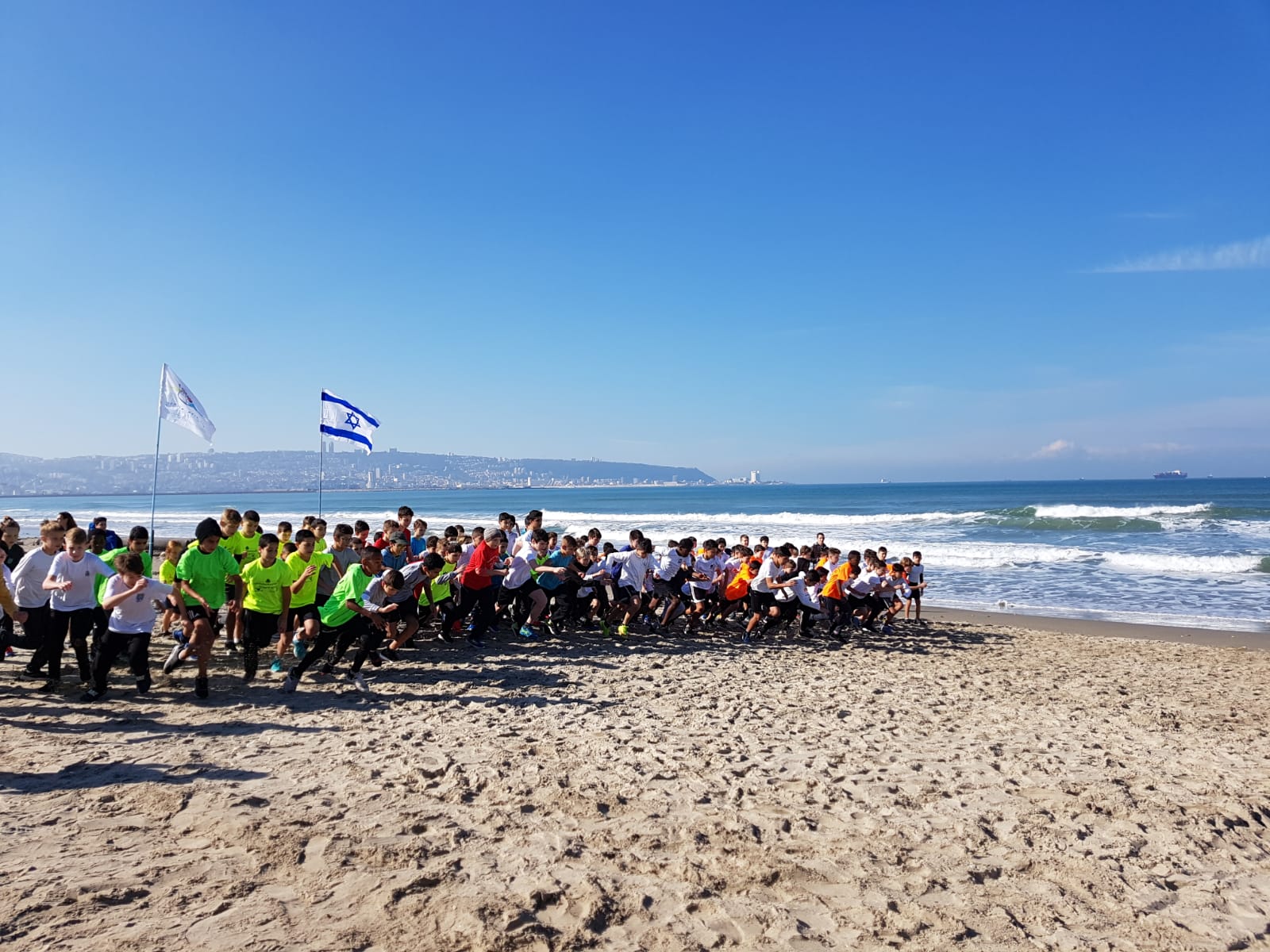 מאות תלמידים ממחוז חיפה באליפות מרוצי השדה בחוף הים של קריית ים