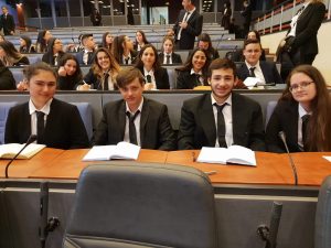 נציגי בית הספר רבין בקריית ים באתונה במסגרת משלחת של שגרירים צעירים